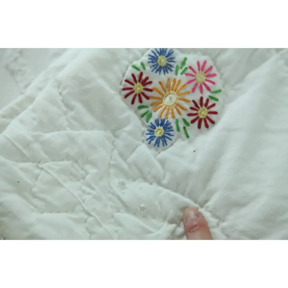 VTG‎ Embroidered Quilt White Lace Ruffle Floral Victorian Granny 79X88 COTTAGE